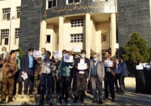 تجمع کارکنان اداری قوه قضاییه در اعتراض به وضعیت معیشتی خود