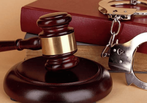 جرائمی که حتی با گذشت شاکی هم راه خلاص از میز محاکمه ندارند