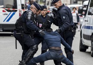 دادگاه پاریس پلیس را به علت رفتار تبعیض‌نژادی علیه رنگین‌پوستان محکوم کرد