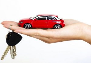 آیا قرار دادن خودرو در اختیار شخص بدون گواهینامه جرم است؟