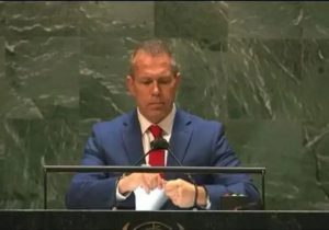 سفیر اسرائیل گزارش حقوق بشر را پاره کرد