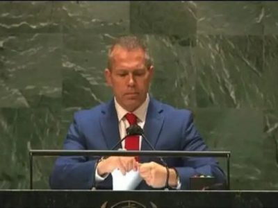 سفیر اسرائیل گزارش حقوق بشر را پاره کرد