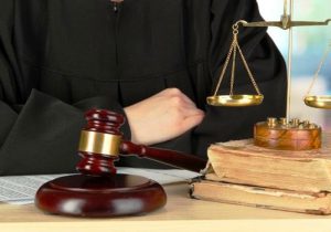 آزمون وکالت برای قضات؛ آری یا خیر؟ / ۲ شرط پیشنهادی برای اعطای پروانه وکالت به قضات