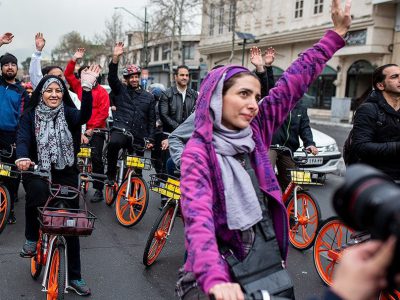 چرا زنان حق استفاده از موتور و دوچرخه را ندارند؟