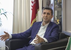 رئیس اسبق کانون وکلای دادگستری مرکز: از دوستان هیات مدیره استدعا دارم به سمت اجماع و اعتمادسازی حرکت کنند/ اختلافات را متوقف و بر محور اجماع برای آینده‌ای مطمئن حرکت کنید