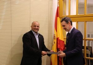 اهدای لوح یادبود صلح و دوستی کانون وکلای مرکز به سفیر اسپانیا در ایران