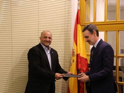 اهدای لوح یادبود صلح و دوستی کانون وکلای مرکز به سفیر اسپانیا در ایران