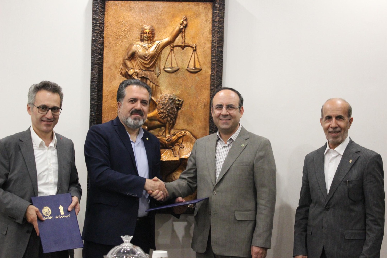 انعقاد تفاهمنامه همکاری سهجانبه میان کانون وکلای مرکز، مرکز آموزش علمی کاربردی کانون مرکز و کانون وکلای البرز انعقاد تفاهمنامه همکاری سهجانبه میان کانون وکلای مرکز، مرکز آموزش علمی کاربردی کانون مرکز و کانون وکلای البرز